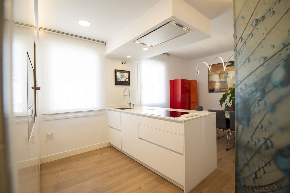 Cocina con península abierta al salón Suarco