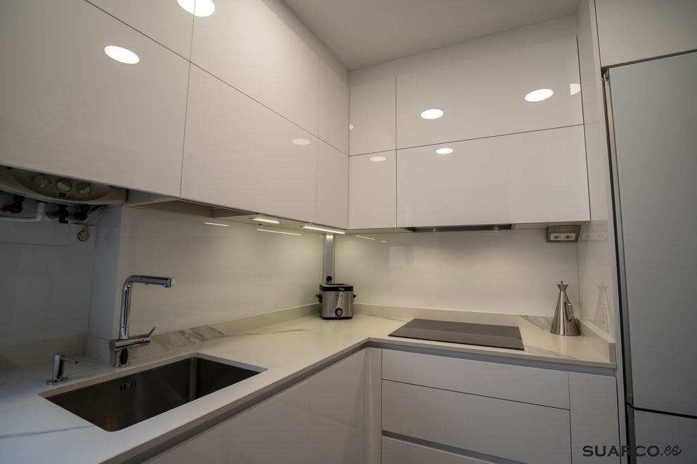 Cocinas pequeñas blancas en forma de U. Cocinas Suarco