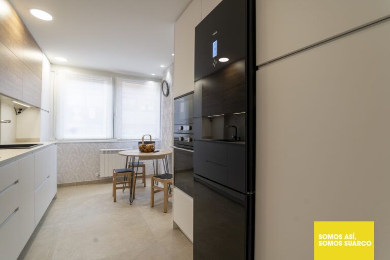 cocina blanca y madera Suarco