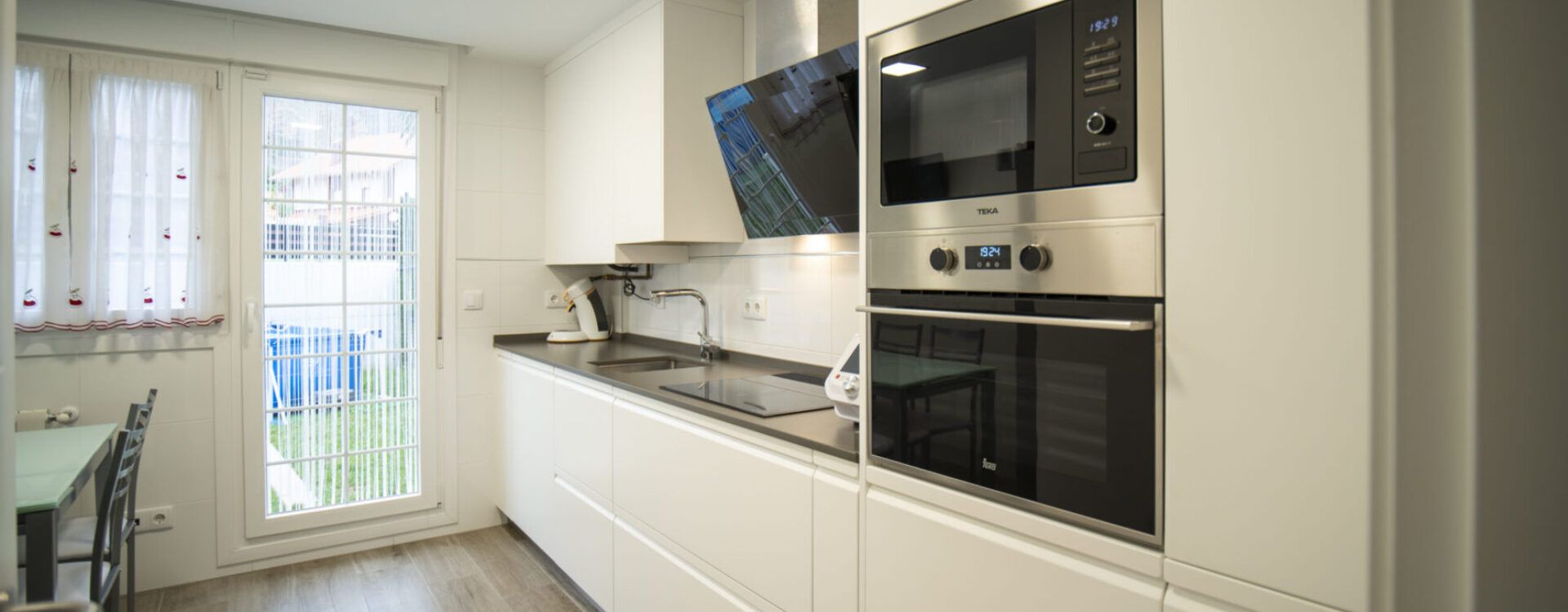 Cocina con frigorífico americano. Cocinas Suarco