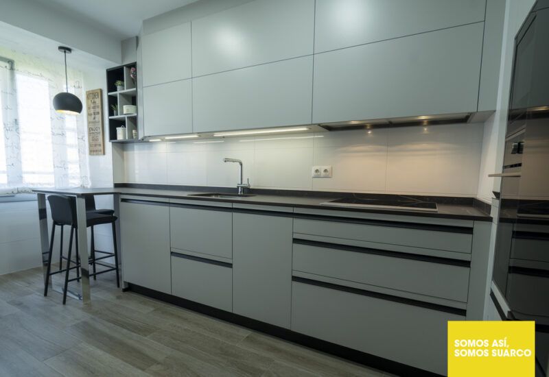 Cocina moderna en gris Suarco