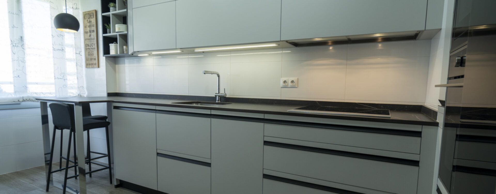 Cocina moderna en gris Suarco