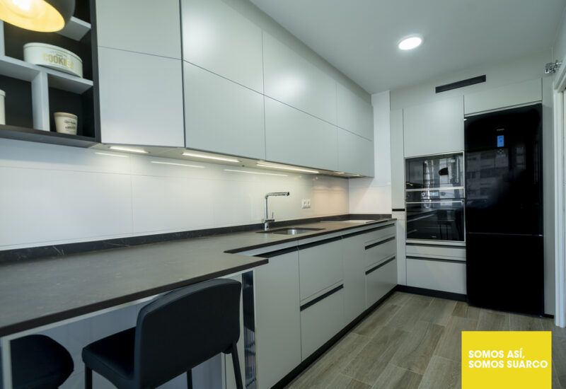 Cocina moderna en gris Suarco