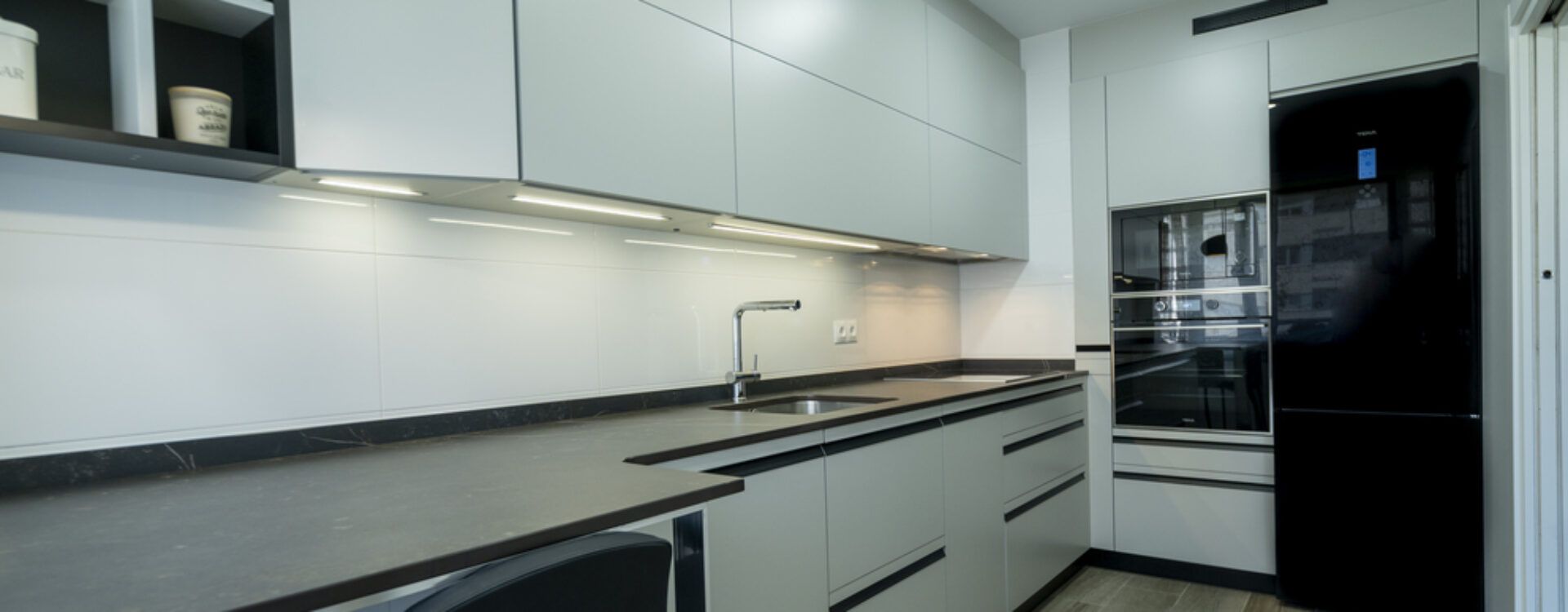 Cocina moderna en gris Suarco