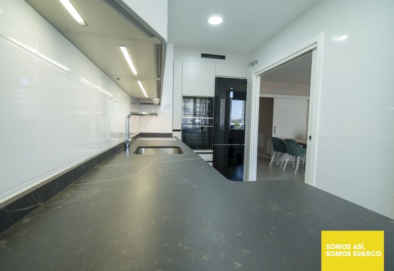 Cocina moderna en gris Suarco