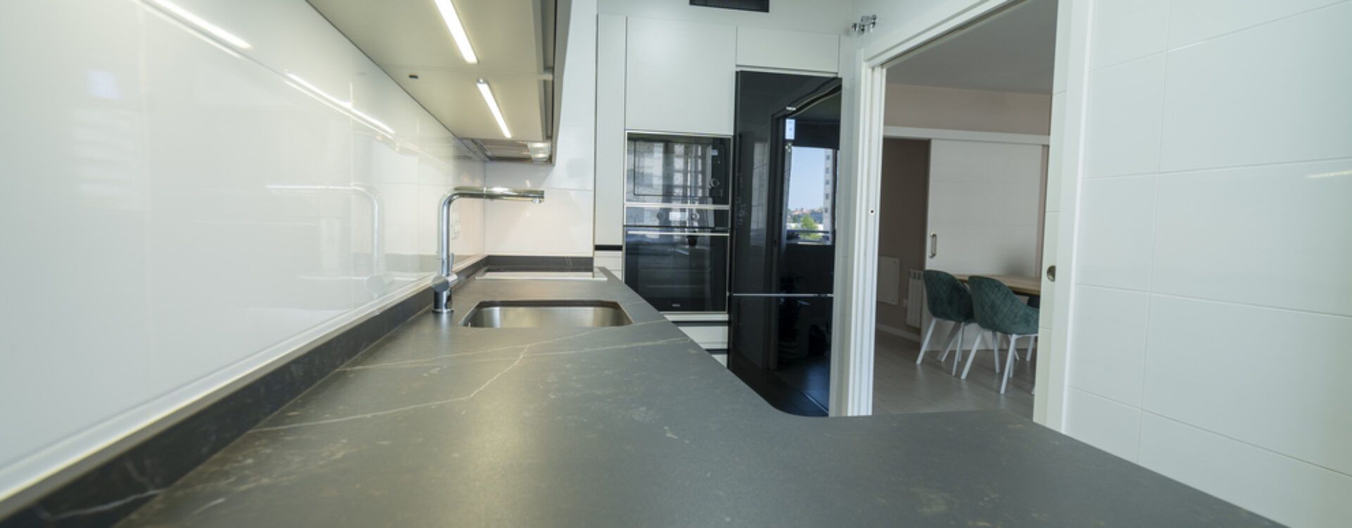 Cocina moderna en gris Suarco