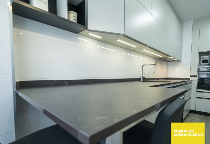 Cocina moderna en gris Suarco