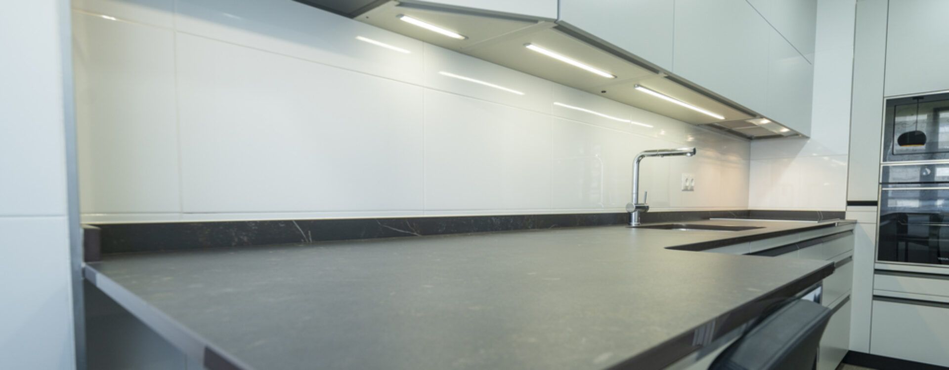 Cocina moderna en gris Suarco