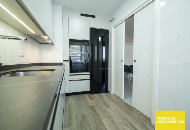 Cocina moderna en gris Suarco