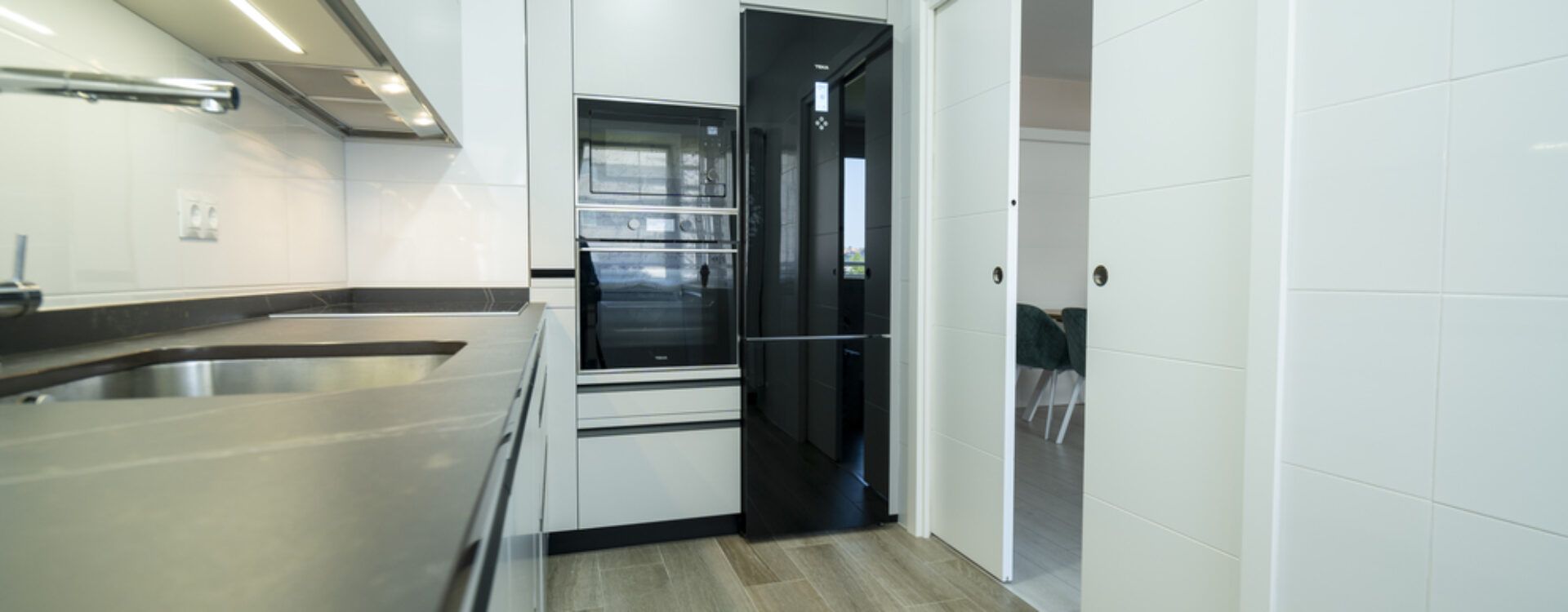Cocina moderna en gris Suarco