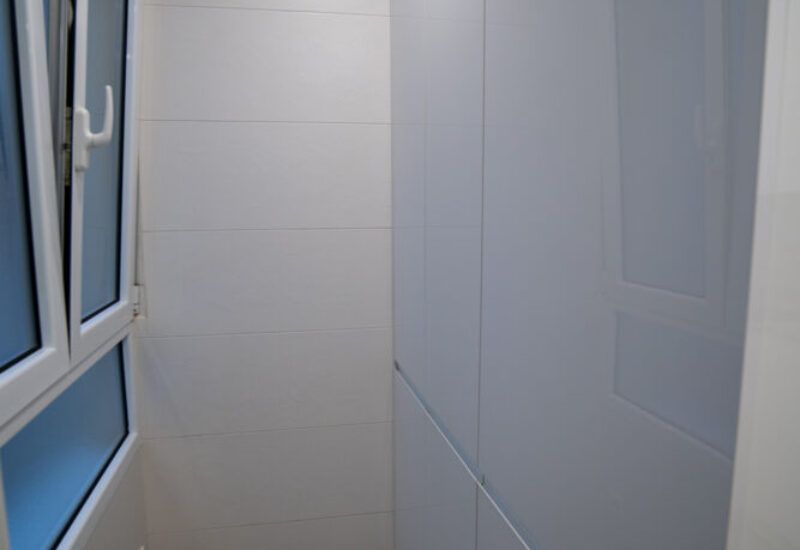 Cocina blanca moderna en forma de L Suarco