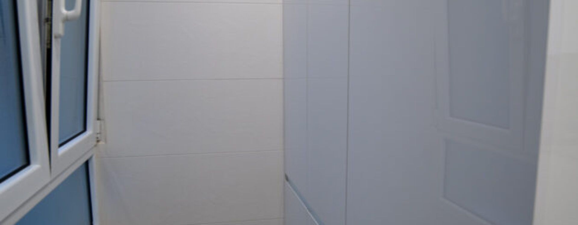 Cocina blanca moderna en forma de L Suarco