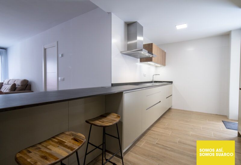 cocina blanca y madera abierta al salón suarco