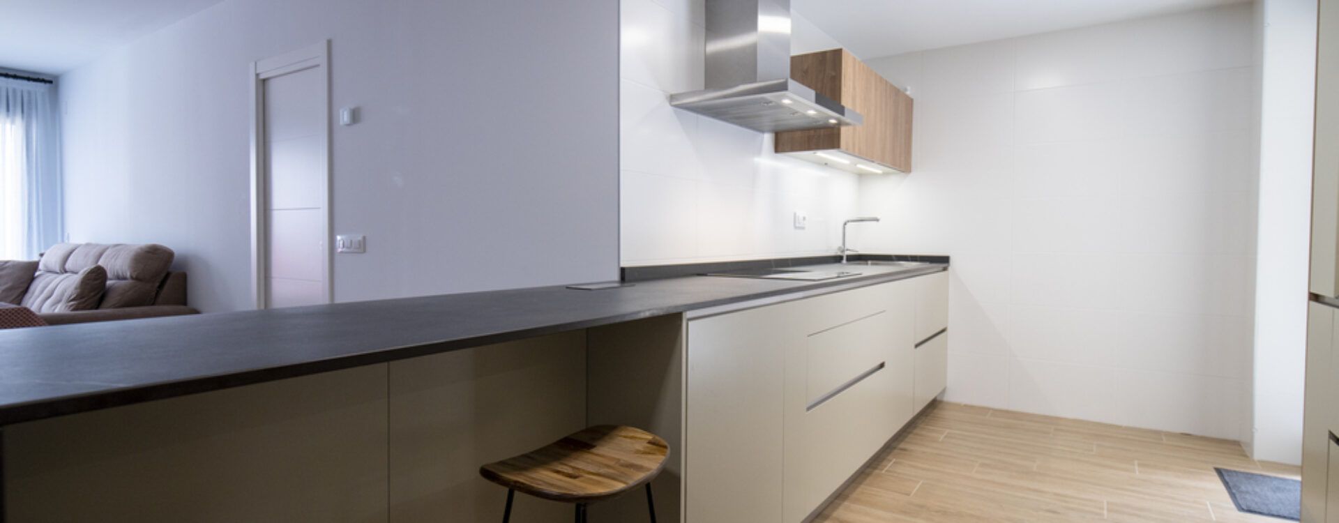 cocina blanca y madera abierta al salón suarco