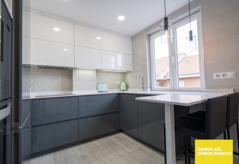 Cocina moderna en forma de U Suarco
