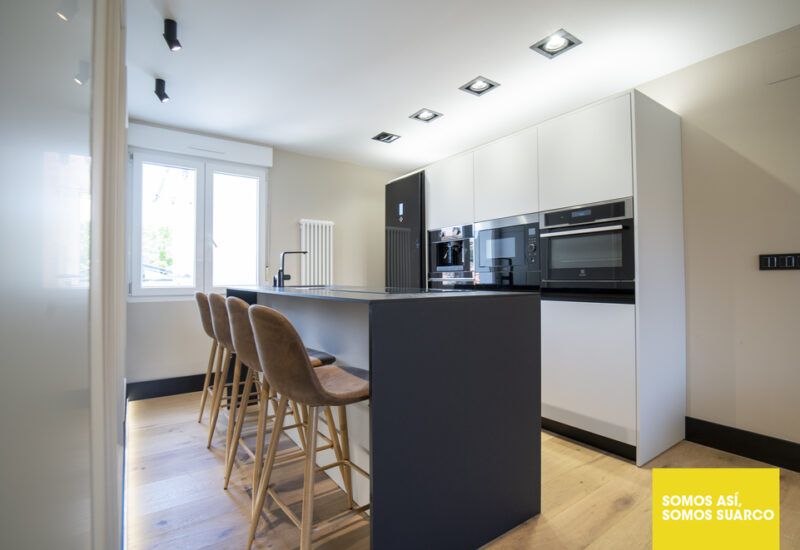 Cocina pequeña con isla Suarco