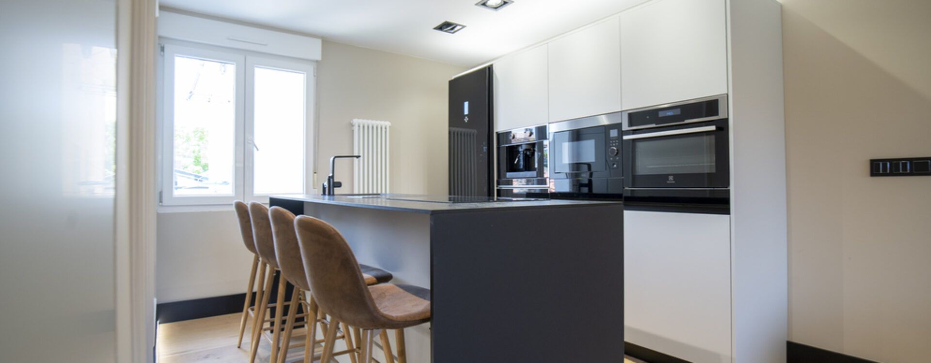 Cocina pequeña con isla Suarco