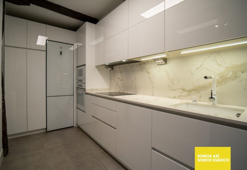Cocina pequeña abierta blanca Suarco