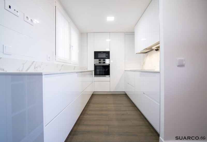 Cocina blanca en forma de U abierta al salón_ Cocinas Suarco