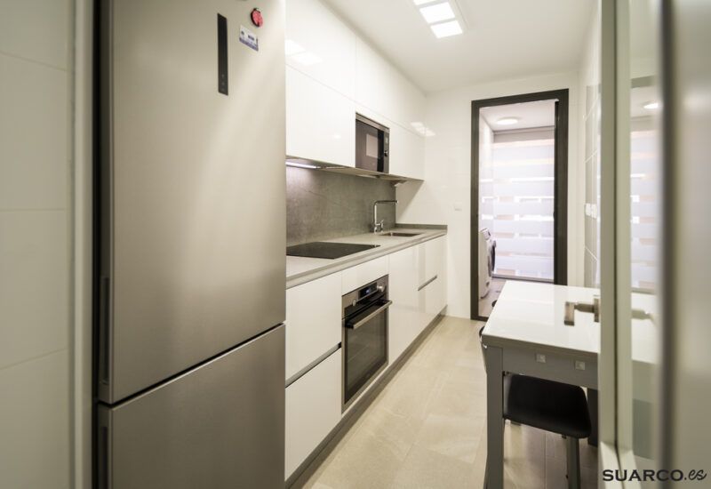 Cocina pequeña blanca. Cocinas Suarco
