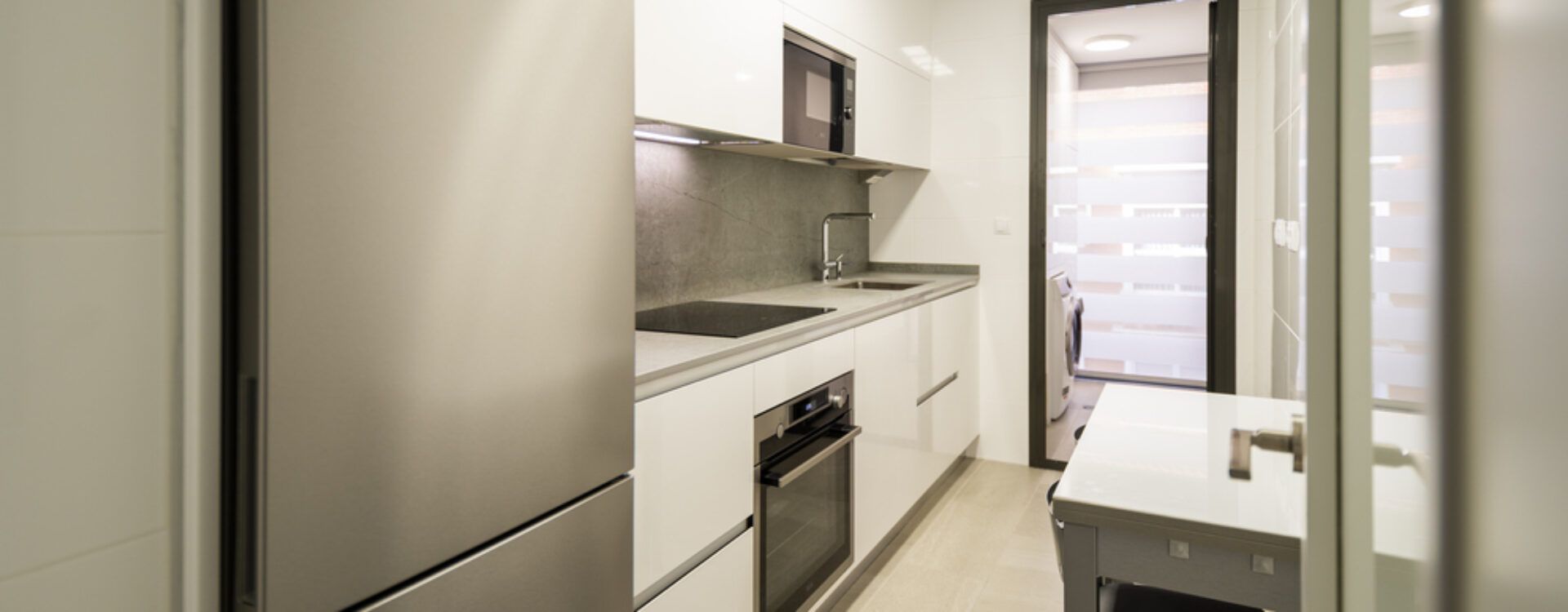 Cocina pequeña blanca. Cocinas Suarco