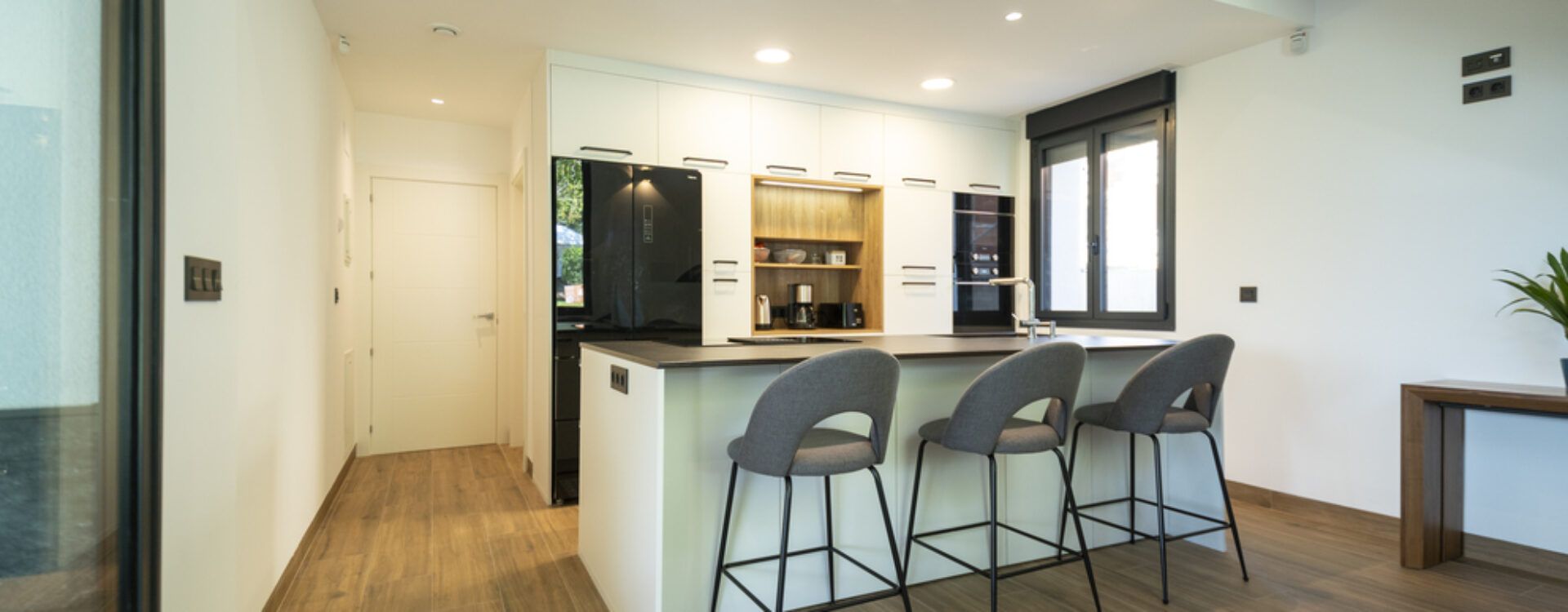 Cocina abierta al salón con isla. Cocinas Suarco