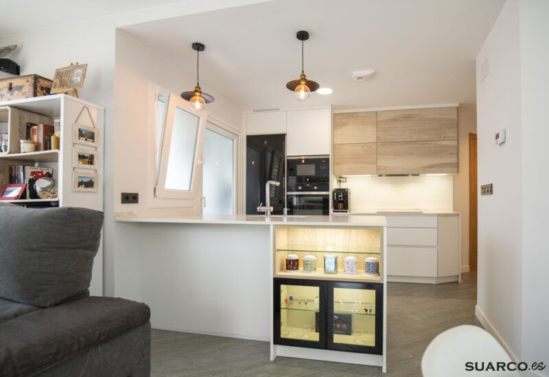 Cocina estilo nórdico abierta al salón. Cocinas Suarco