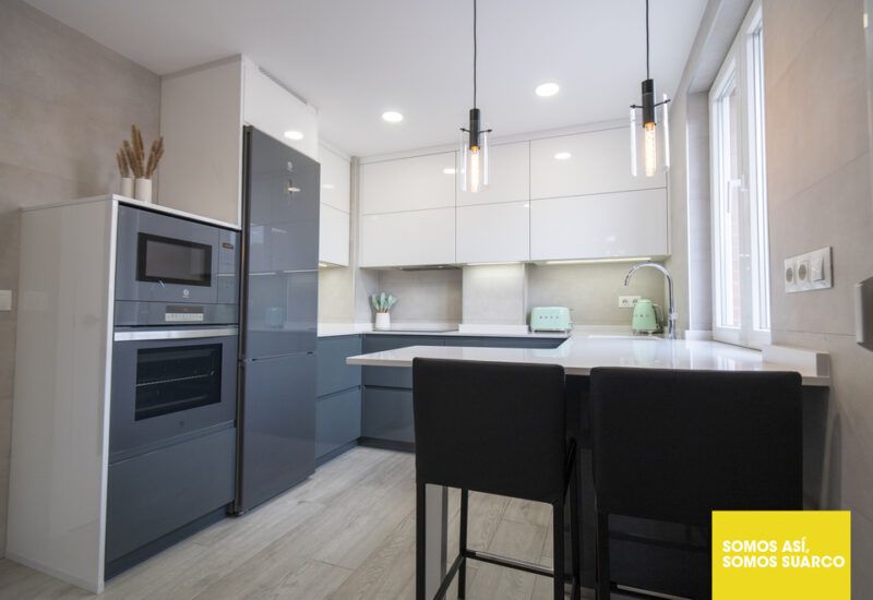 Cocina moderna en forma de U Suarco
