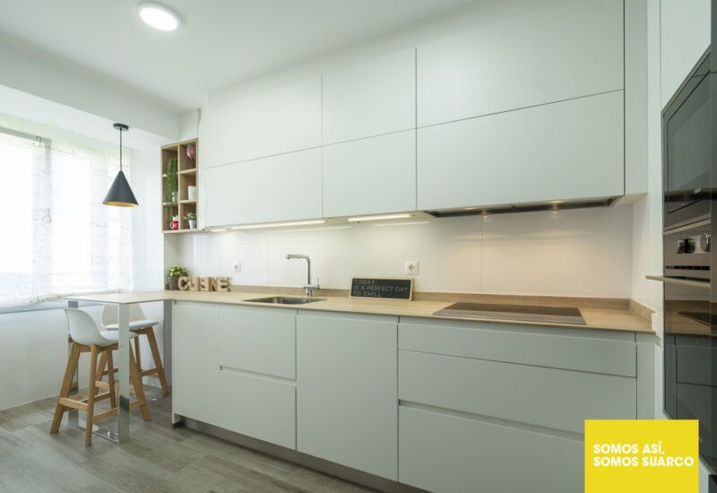 Cocina blanca y madera Suarco