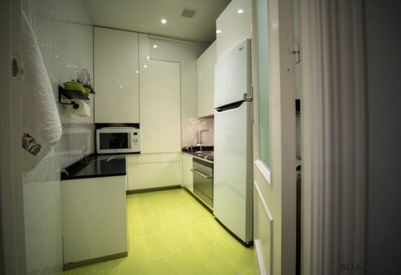 Cocina pequeña blanca. Cocinas Suarco