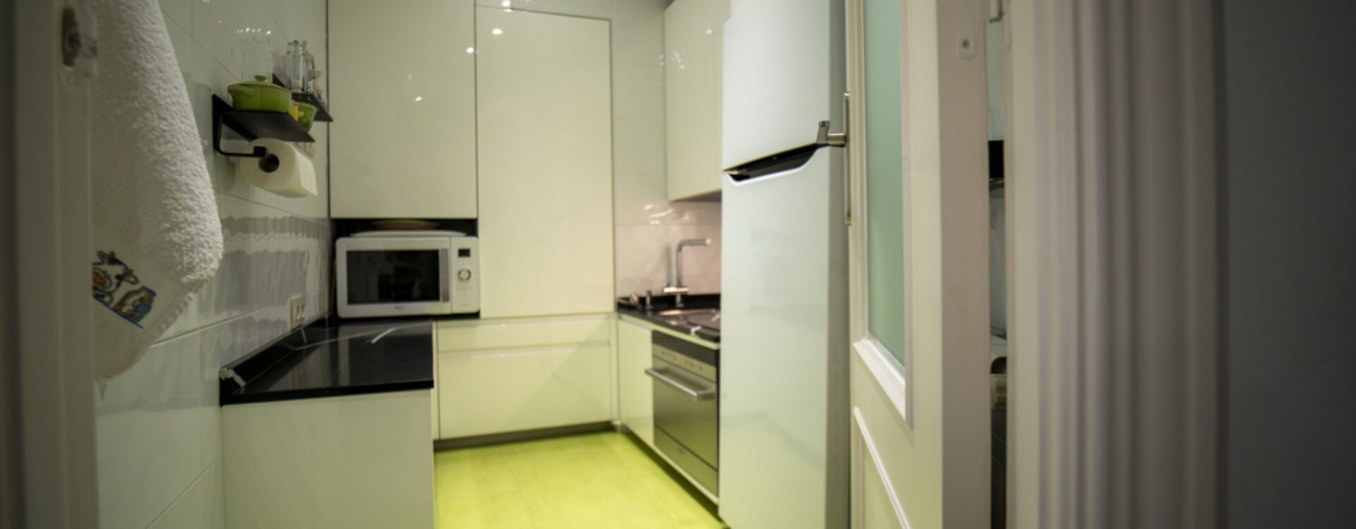 Cocina pequeña blanca. Cocinas Suarco