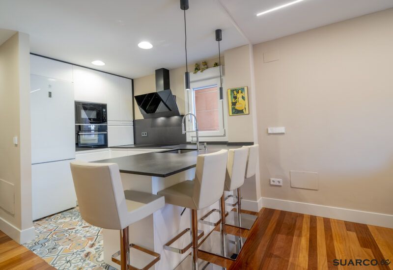 Reforma de cocina abierta al salón. Cocinas Suarco
