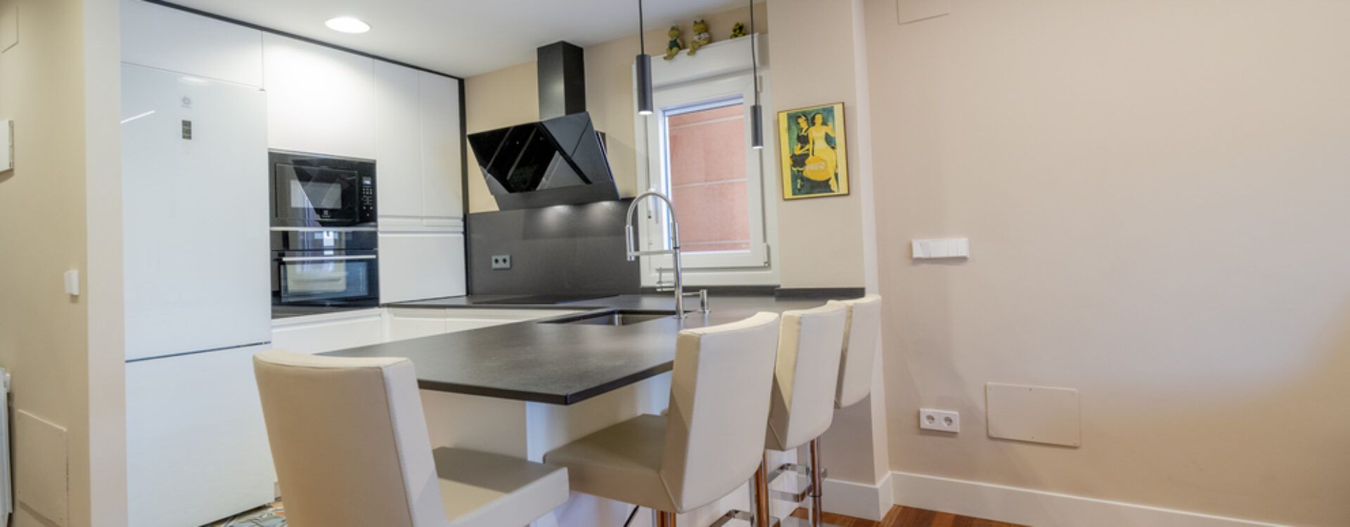 Reforma de cocina abierta al salón. Cocinas Suarco