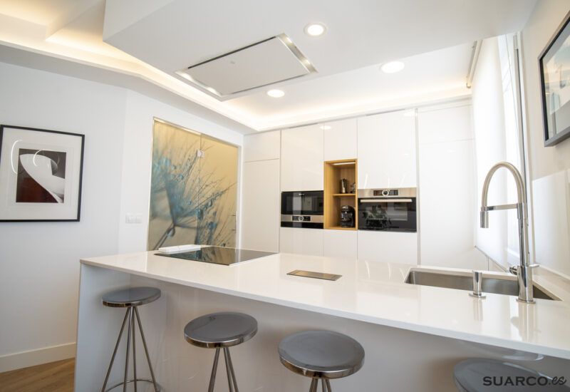 Cocina con península abierta al salón Suarco