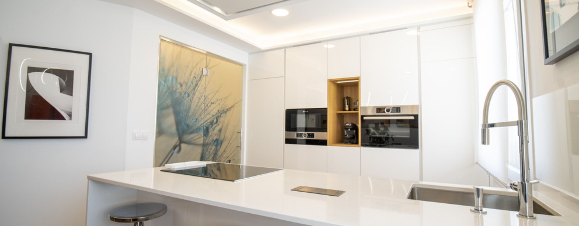 Cocina con península abierta al salón Suarco