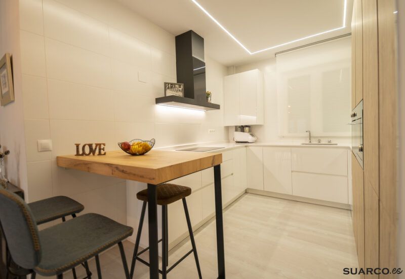 Cocina pequeña en forma de U. Cocinas Suarco