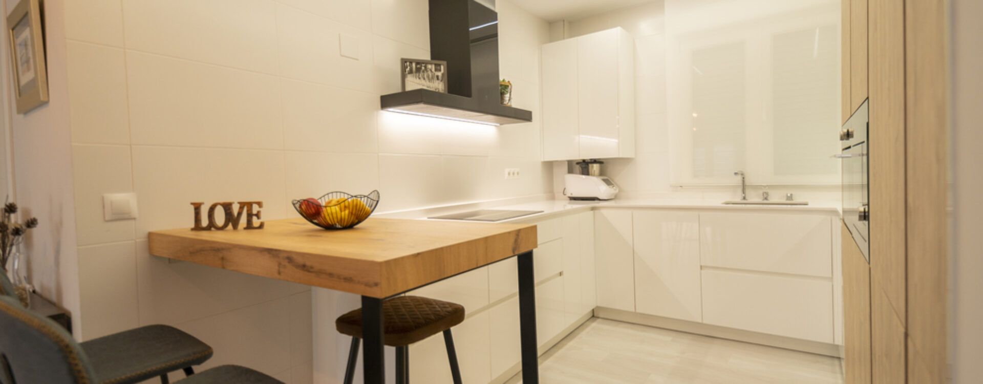 Cocina pequeña en forma de U. Cocinas Suarco