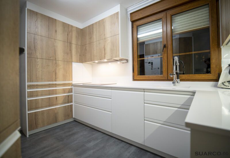Cocina blanca y madera Suarco