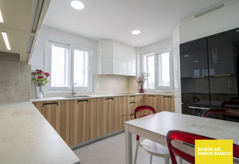 Cocina en Forma de L Blanca y Madera Suarco