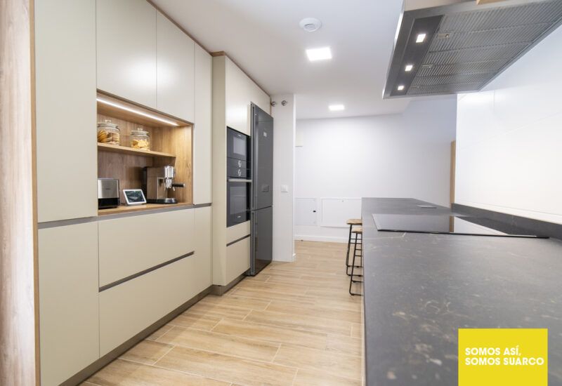 cocina blanca y madera abierta al salón suarco