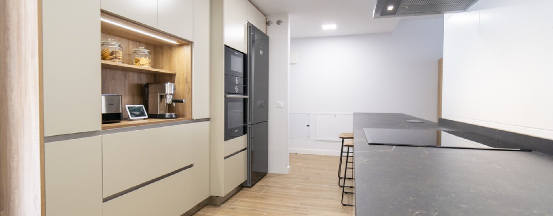 cocina blanca y madera abierta al salón suarco