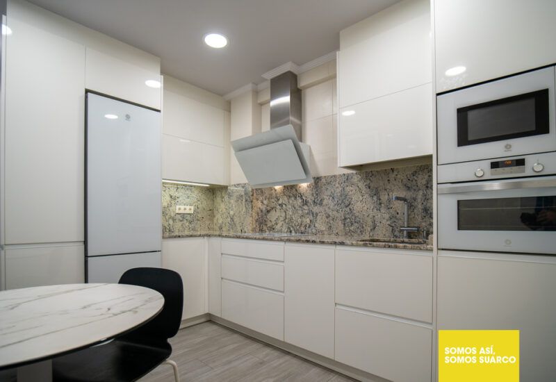 Cocina blanca moderna en forma de L Suarco