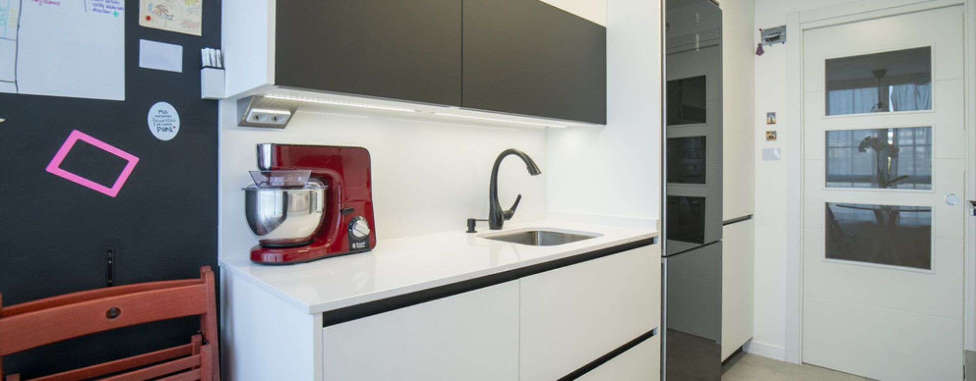Cocina blanca y negra en dos frentes Suarco
