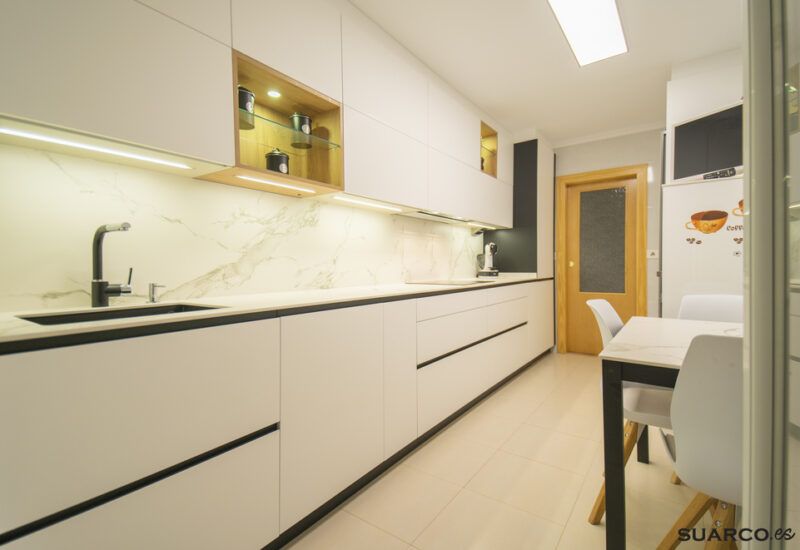 Cocina blanca en dos frentes. Cocinas Suarco