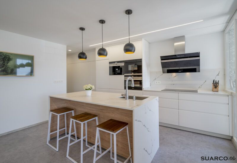 Cocina con isla abierta al salón. Cocinas Suarco