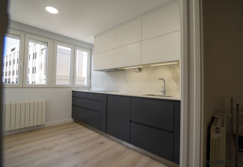 Cocina en dos frentes. Cocinas Suarco