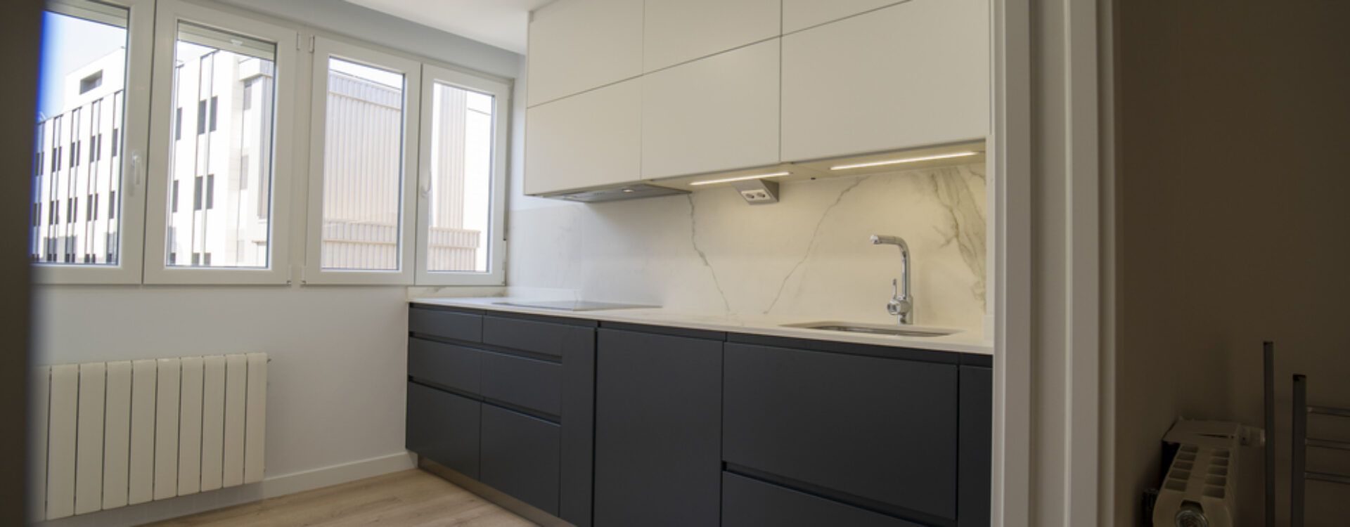 Cocina en dos frentes. Cocinas Suarco