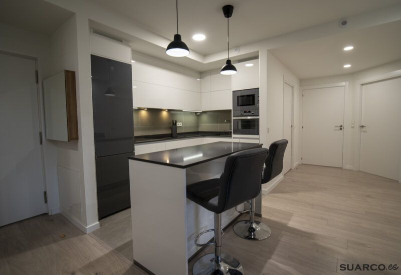 Cocina integrada al salón con isla Suarco