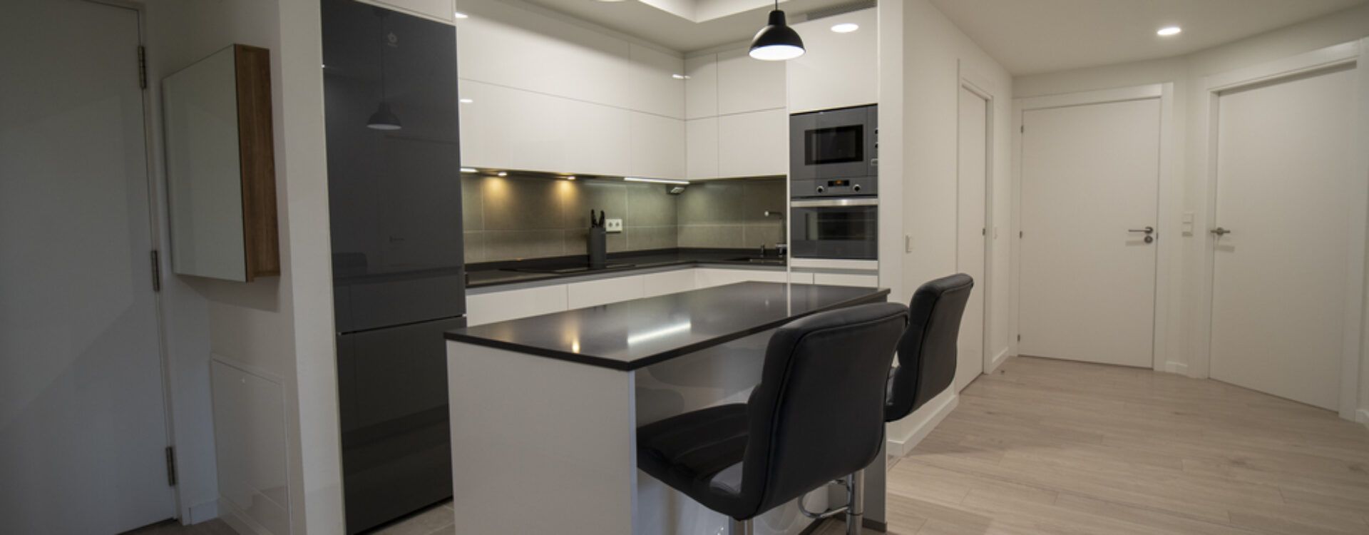 Cocina integrada al salón con isla Suarco