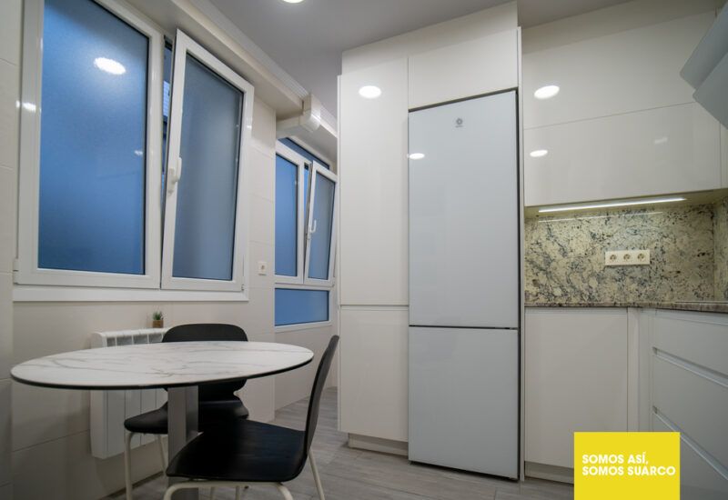 Cocina blanca moderna en forma de L Suarco